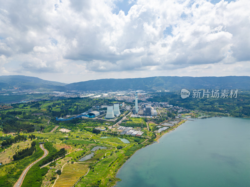 湖泊旁依山而建的工业设施鸟瞰全景