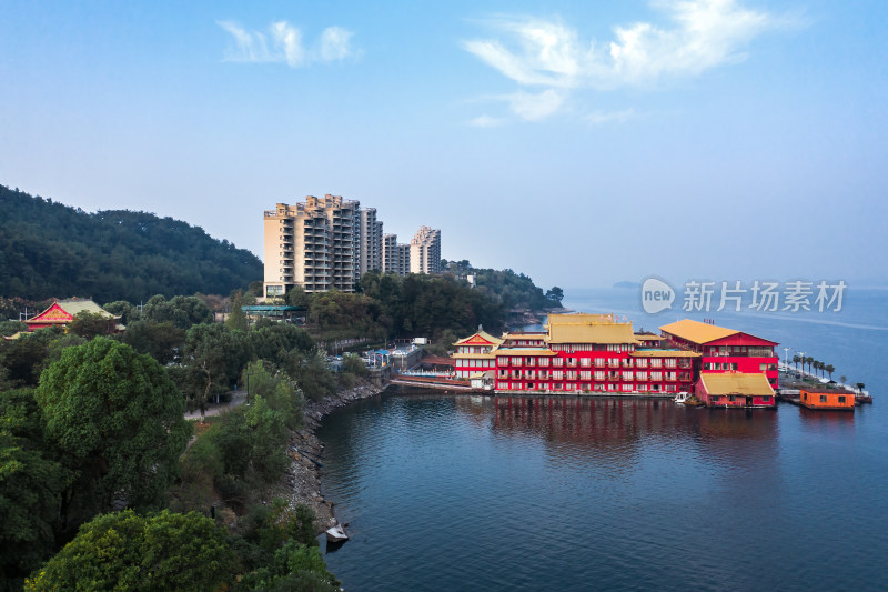 航拍千岛湖景区的水上餐厅