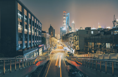 上海栖霞路天桥与街道车流夜景