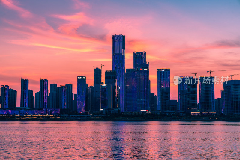 长沙湘江沿岸湖南金融中心建筑群夕阳风景