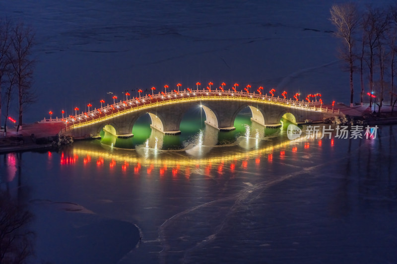 俯瞰北京玉渊潭公园中堤桥冬季节日亮灯夜景