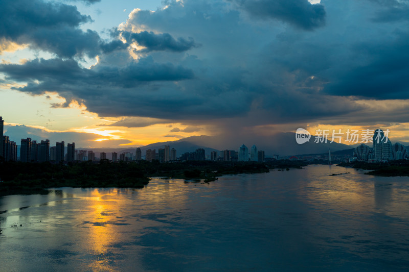 夕阳下的城市轮廓