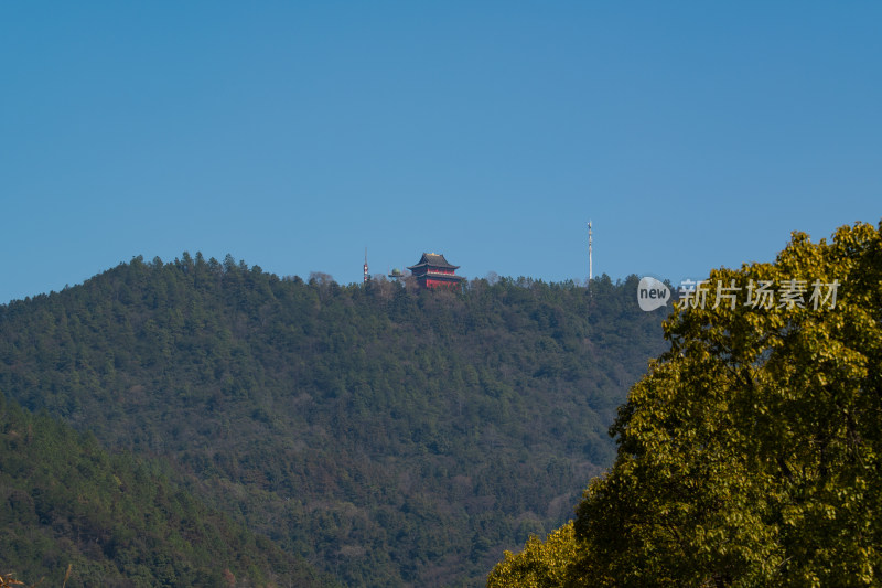 山上的古建筑，周围树木郁郁葱葱