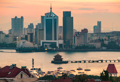 青岛小鱼山俯瞰栈桥夕阳城市风景