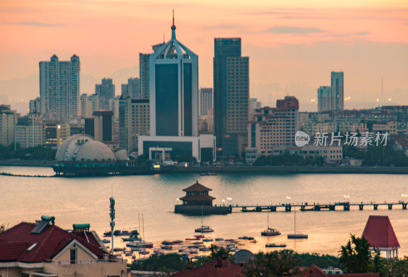 青岛小鱼山俯瞰栈桥夕阳城市风景