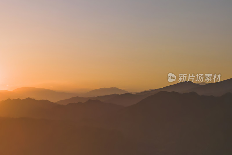 夕阳西下山峦倒影风景