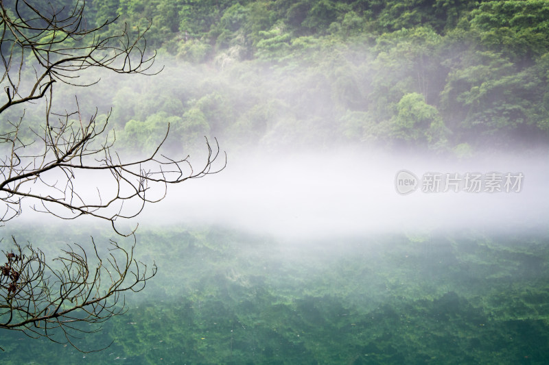 山林环绕雾气氤氲的湖水风光