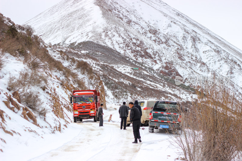 川藏线上雪地山路的各种车祸错车行驶