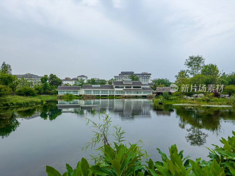 湖边天空树林建筑倒影