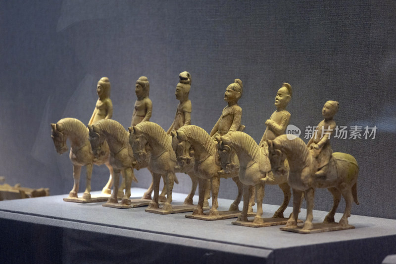 河南洛阳博物馆唐代彩绘骑马俑