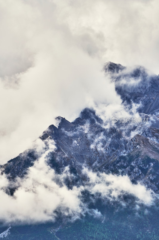 云海中的玉龙雪山