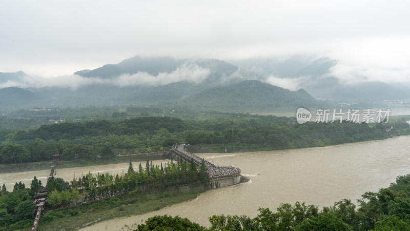 成都都江堰景区雨季的风景及游客