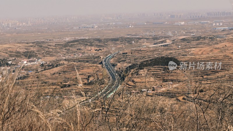 蜿蜒公路与城市远景俯瞰