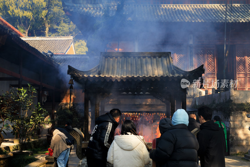 天台县国清寺多人上香烟雾缭绕的场景