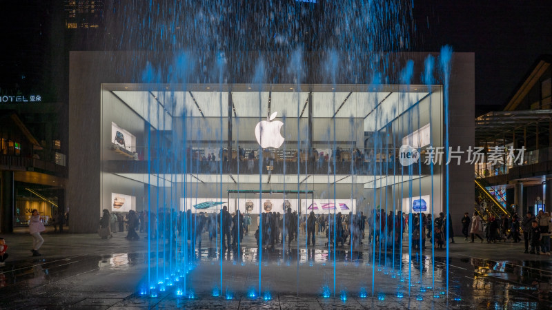 成都太古里商业区的苹果Apple零售店夜景