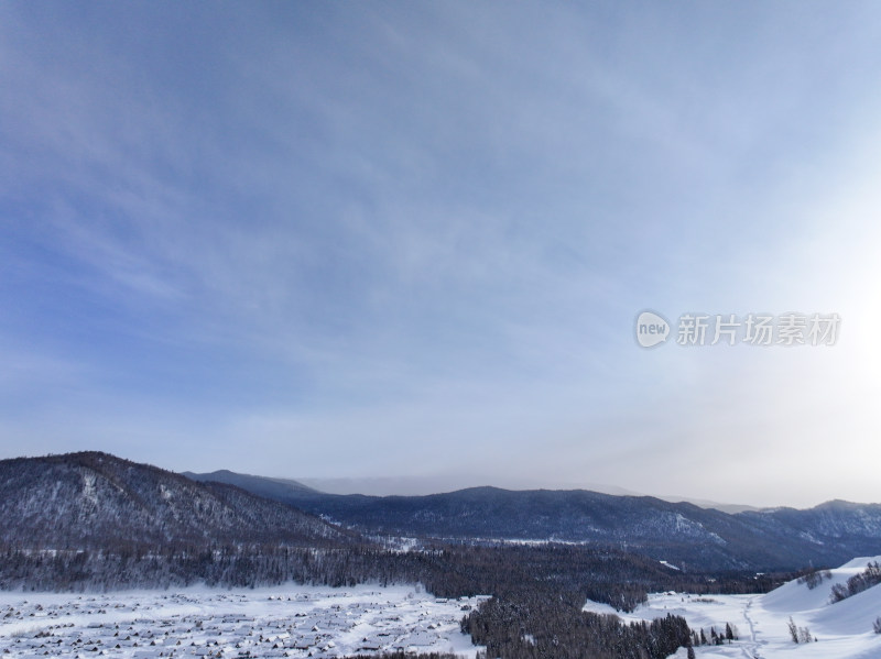 中国新疆阿勒泰禾木冬季雪景白雪覆盖的禾木