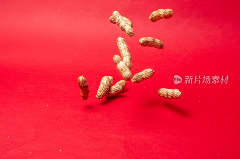 红色背景上跳跃的花生