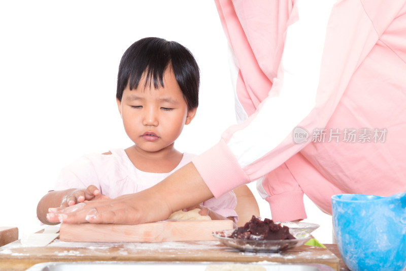 中国小女孩在向妈妈学习做中秋节的月饼