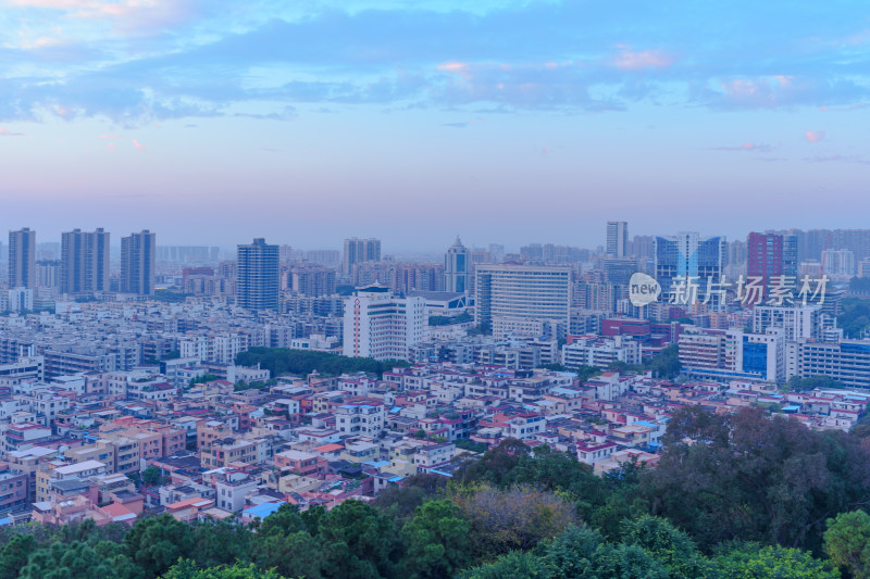 佛山魁星阁俯瞰城市高楼建筑群与夕阳晚霞