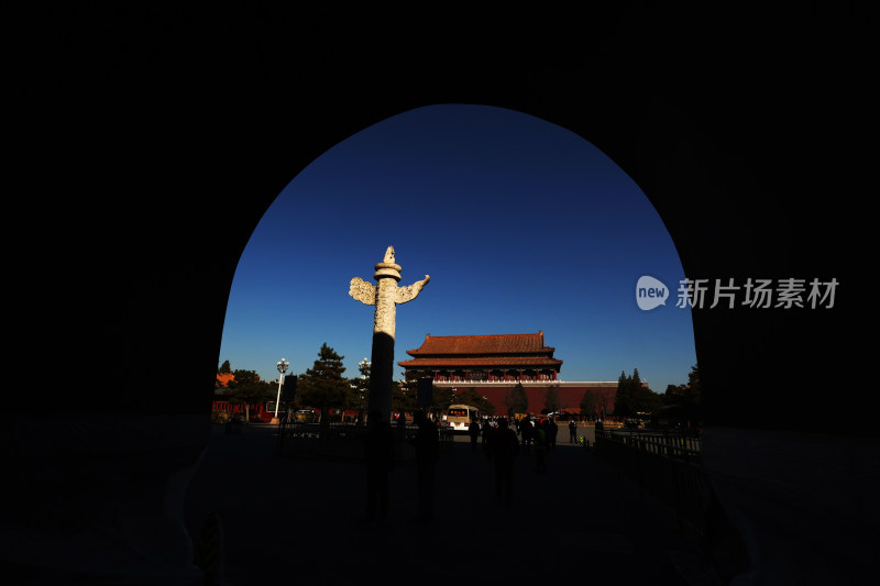 北京故宫红墙角楼河畔风景