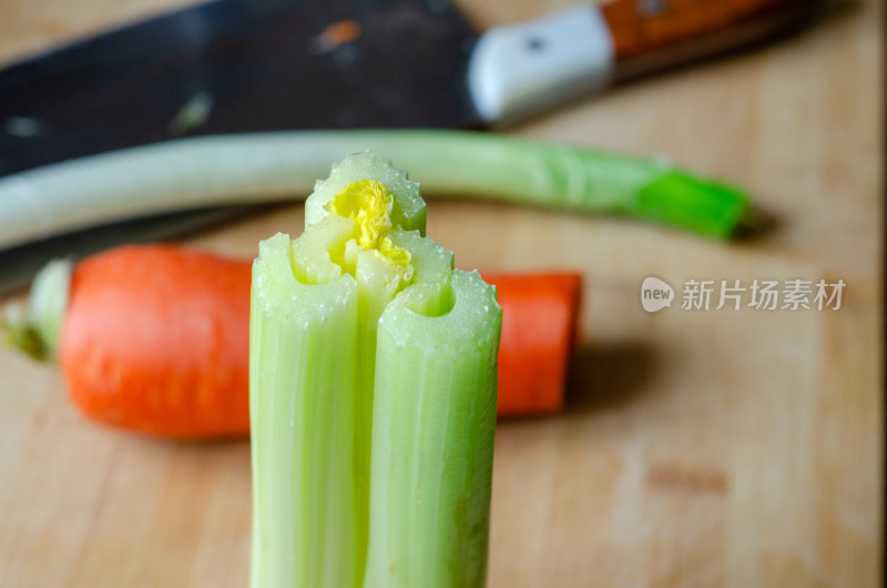 案板上的芹菜与胡萝卜