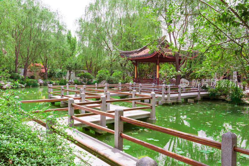 春天北京园博园公园里的庭院