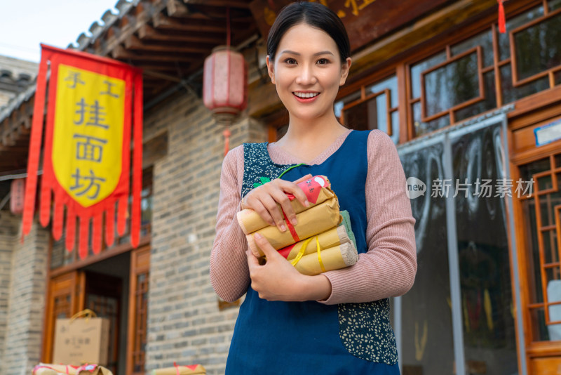 热情的服务员推销挂面