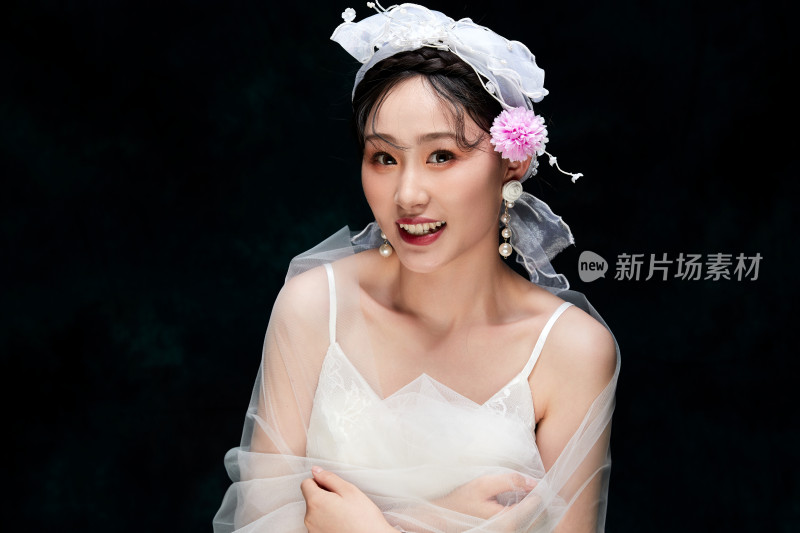 黑色背景下的女性复古婚纱妆面