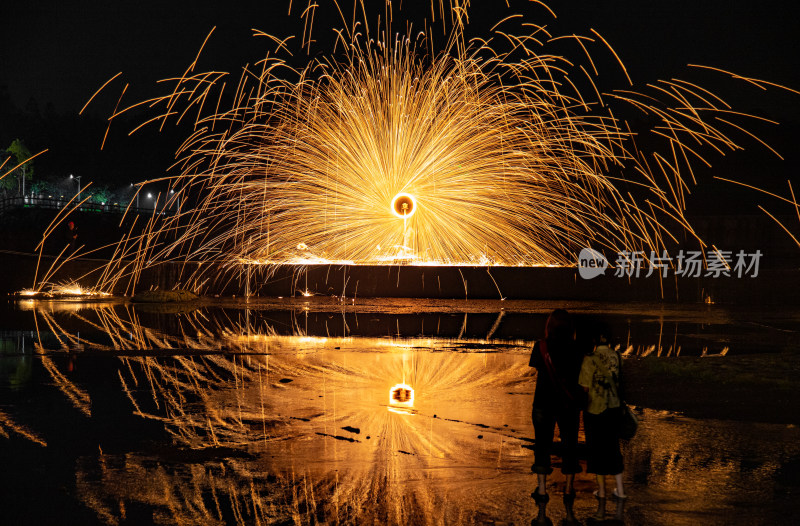 夜晚打铁花绚烂绽放的场景