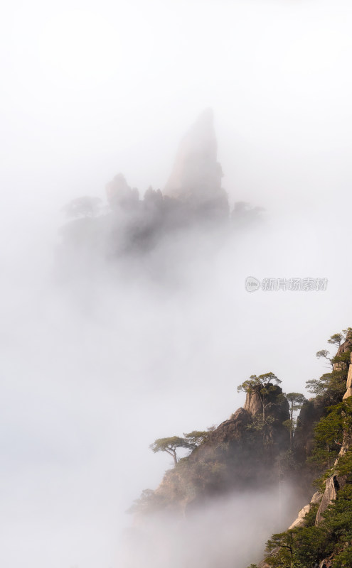 云雾中的安徽黄山风景