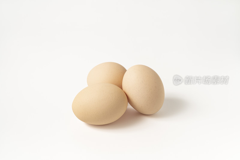 三枚鸡蛋摆放在白色背景中