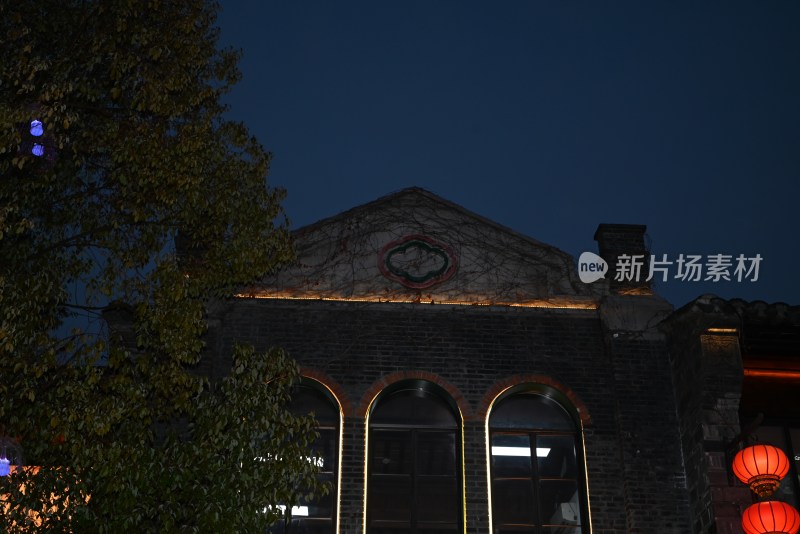 夜晚中式古建筑外观