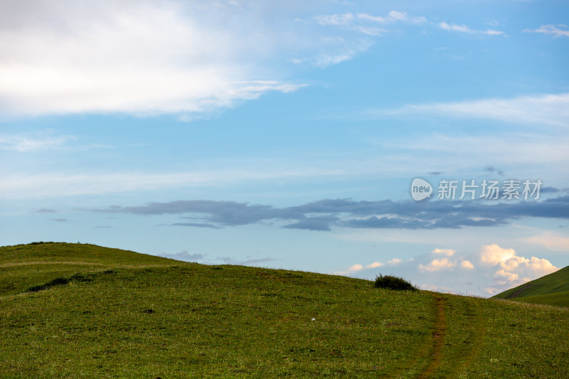 山峰日落时天空映衬的剪影景观