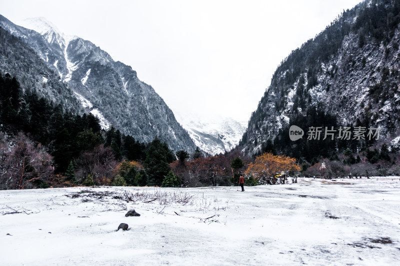 云南梅里雪山雨崩村雪景