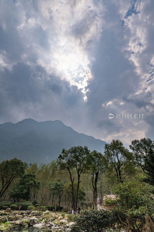 山林间阳光穿透云层的自然景象