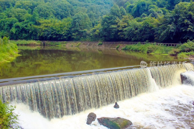 瀑布湖泊溪流风景背景