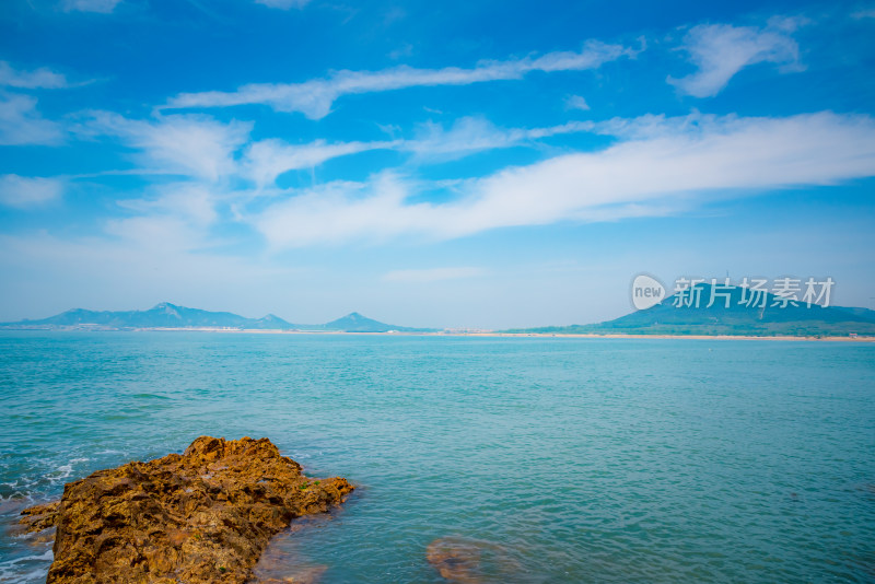 碧绿的大海蔚蓝天空背景图