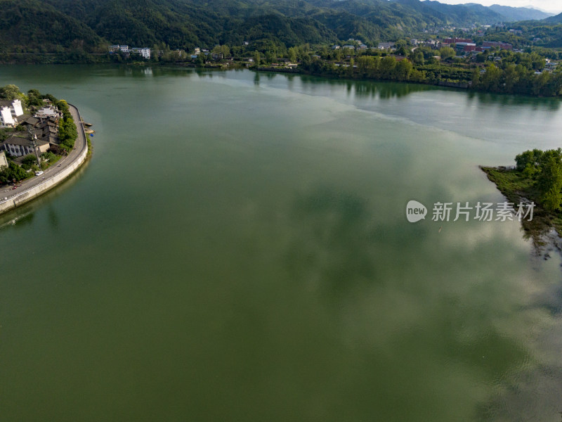 蓝天白云青山绿水河流航拍图