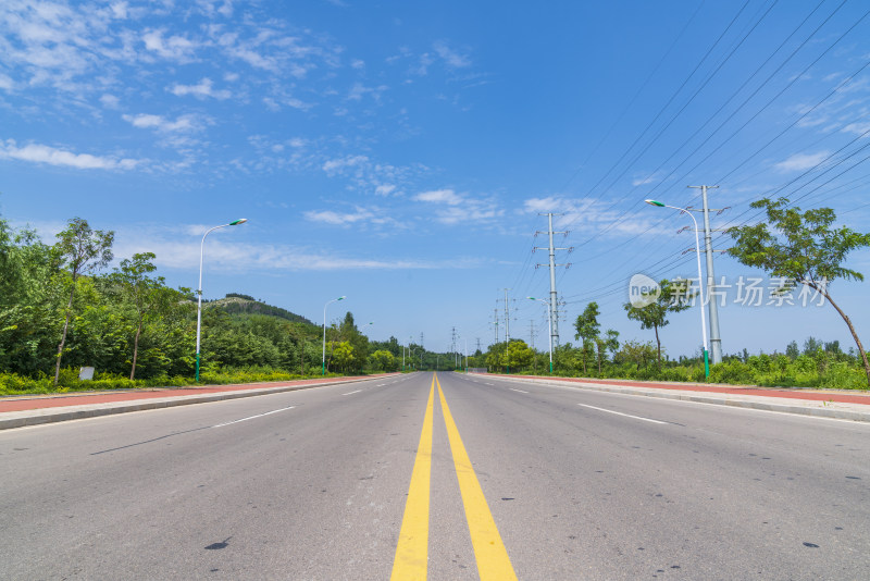 公路蓝天白云风景