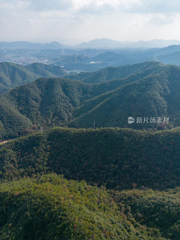 航拍蓝天白云下的青山河流村庄风光