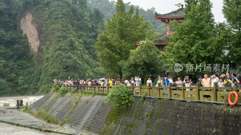 游客们冒雨游览成都都江堰景区