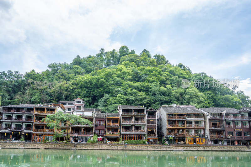 凤凰古城河畔苗族建筑与青山