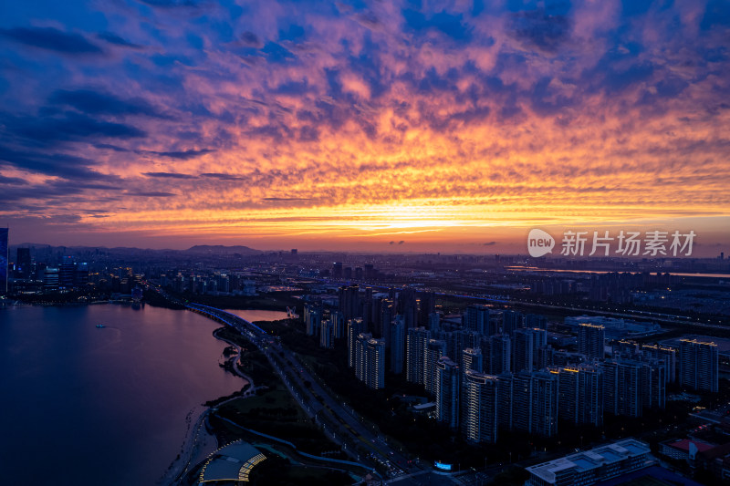 苏州金鸡湖晚霞夜景航拍图