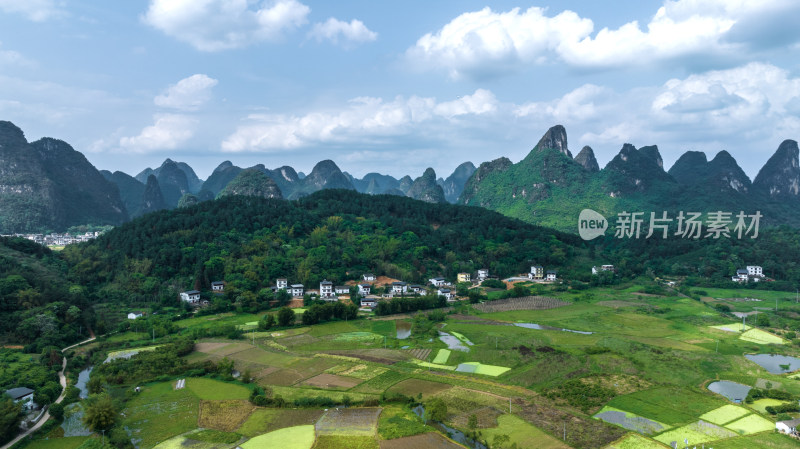 春天阳光下阳朔山谷中的遇龙河与田园风光