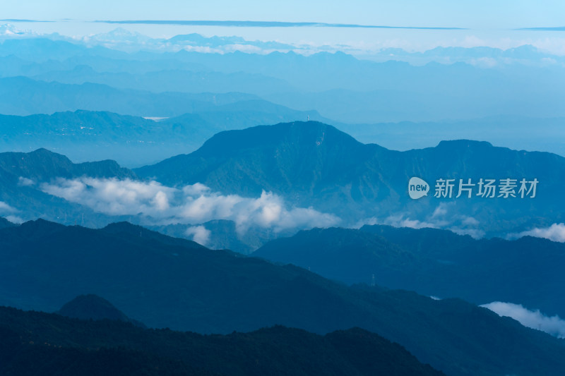 层峦叠嶂的山脉与云雾景观