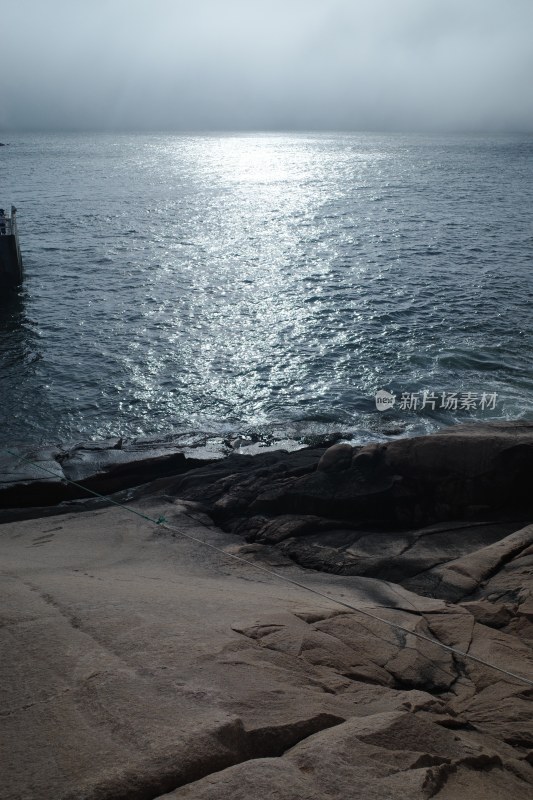 海边岩石上眺望远处大海云雾景观