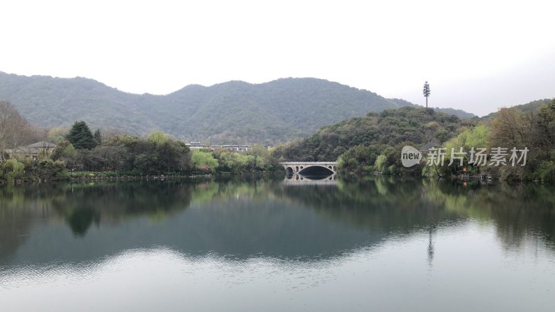 山水间的桥梁，宁静湖泊自然风光全景