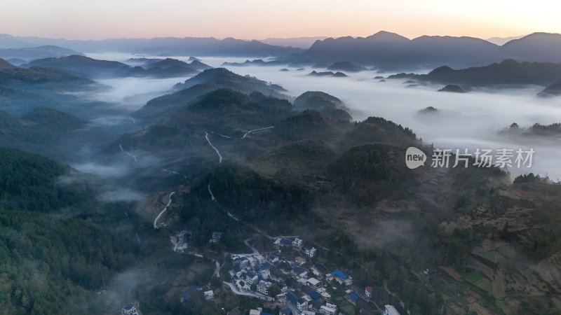 重庆酉阳：霜降后的山坡“红似火”