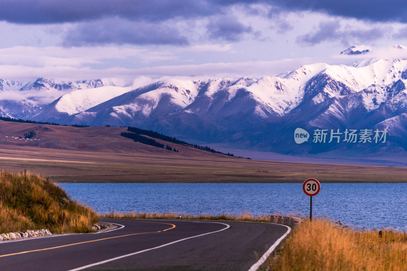 赛里木湖风光