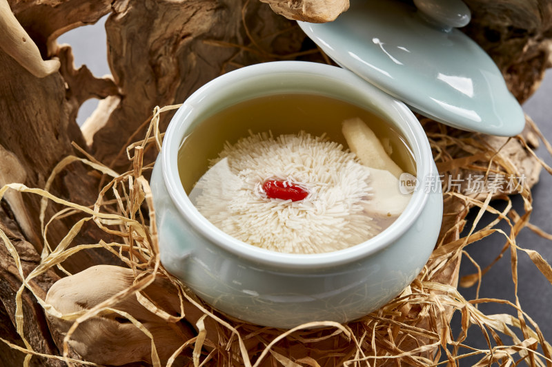 青瓷汤中装的淮扬菜枸杞菊花豆腐汤
